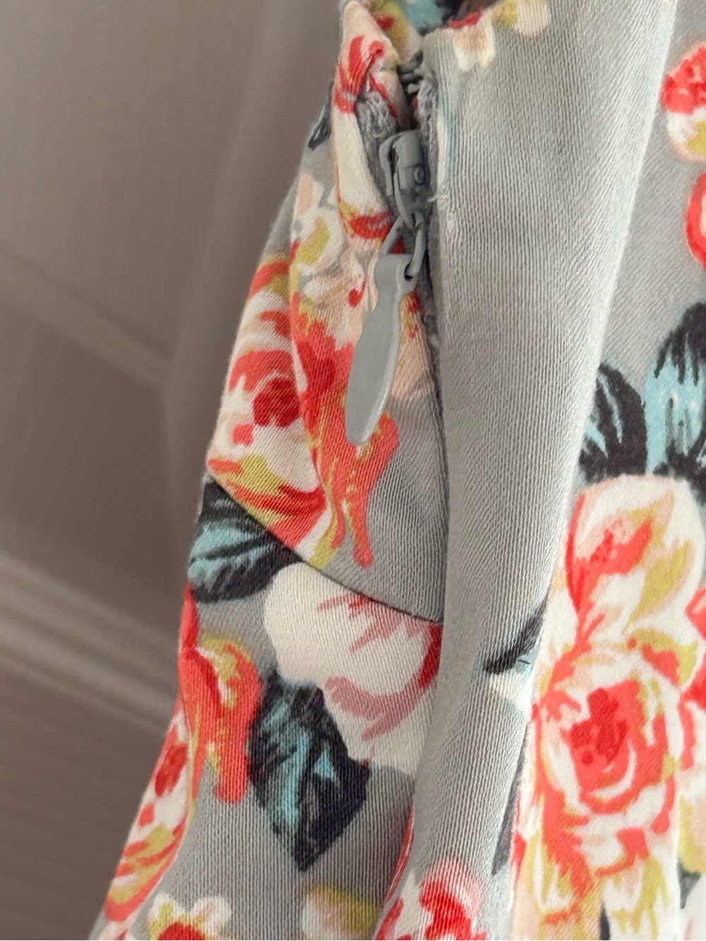 LC Lauren Conrad Summer Grey Cutout Pleated Floral Cap Sleeve Dress Size 6 - Picture 5 of 8